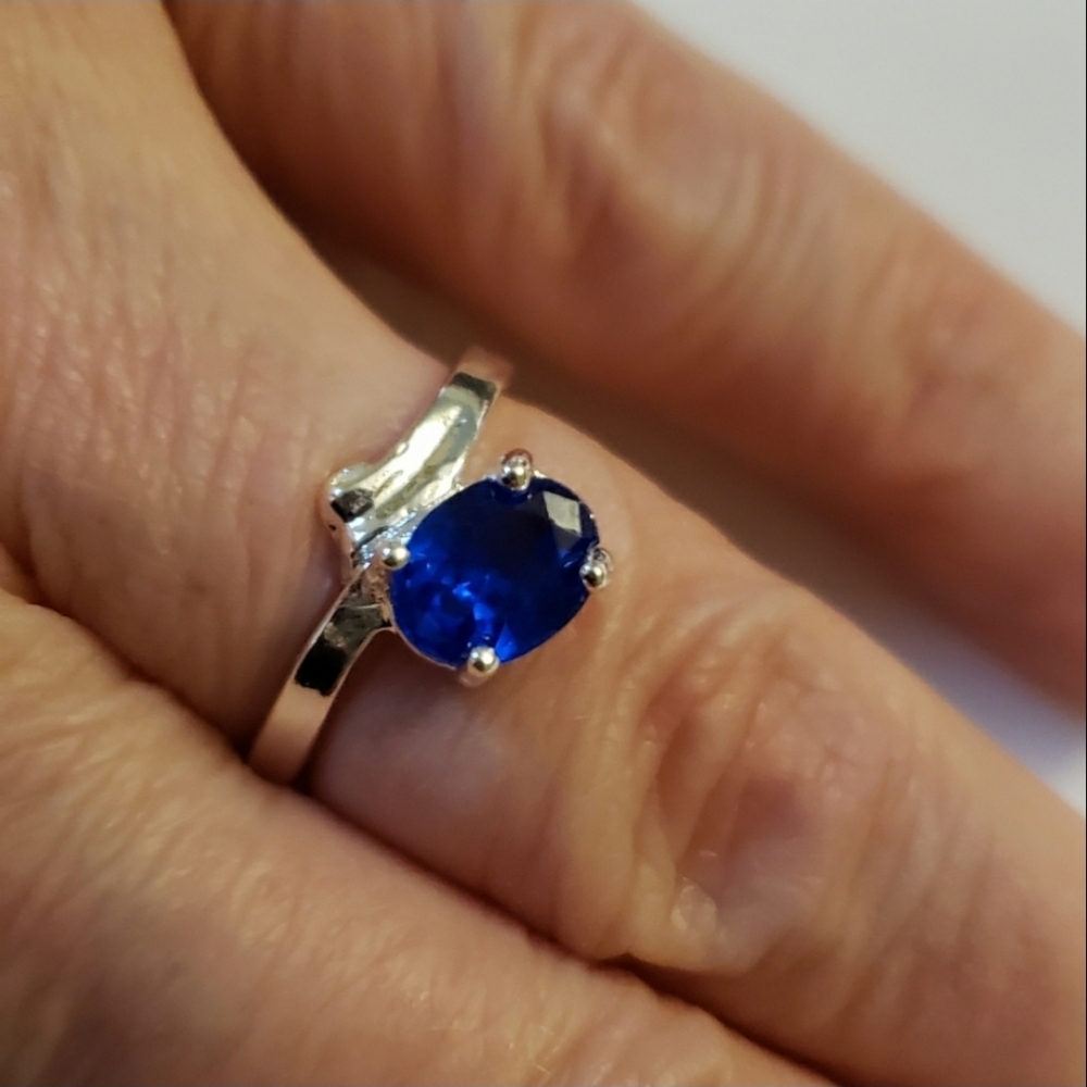 New Stunning 1.00ctw Ring in Size: 8.5!